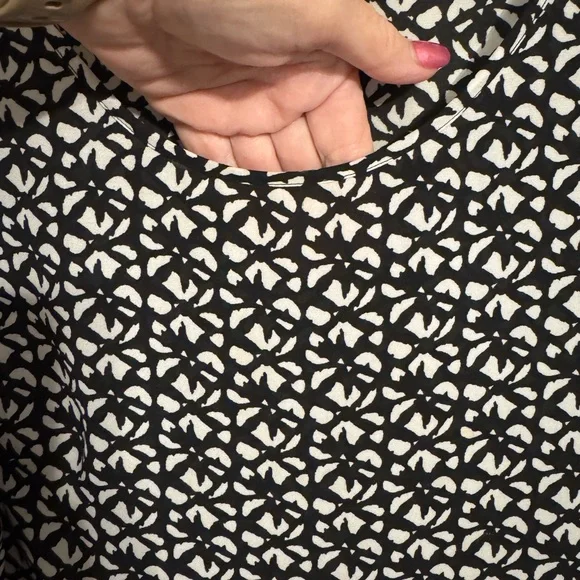SPRING/SUMMER BLACK/WHITE TOP w/SLEEVE DETAIL LARGE/PETITE BIN #A - Picture 2 of 7